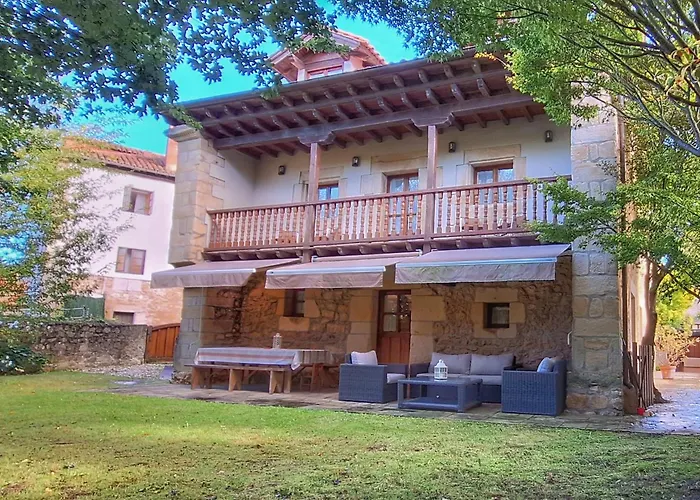 Palacion De Santillana